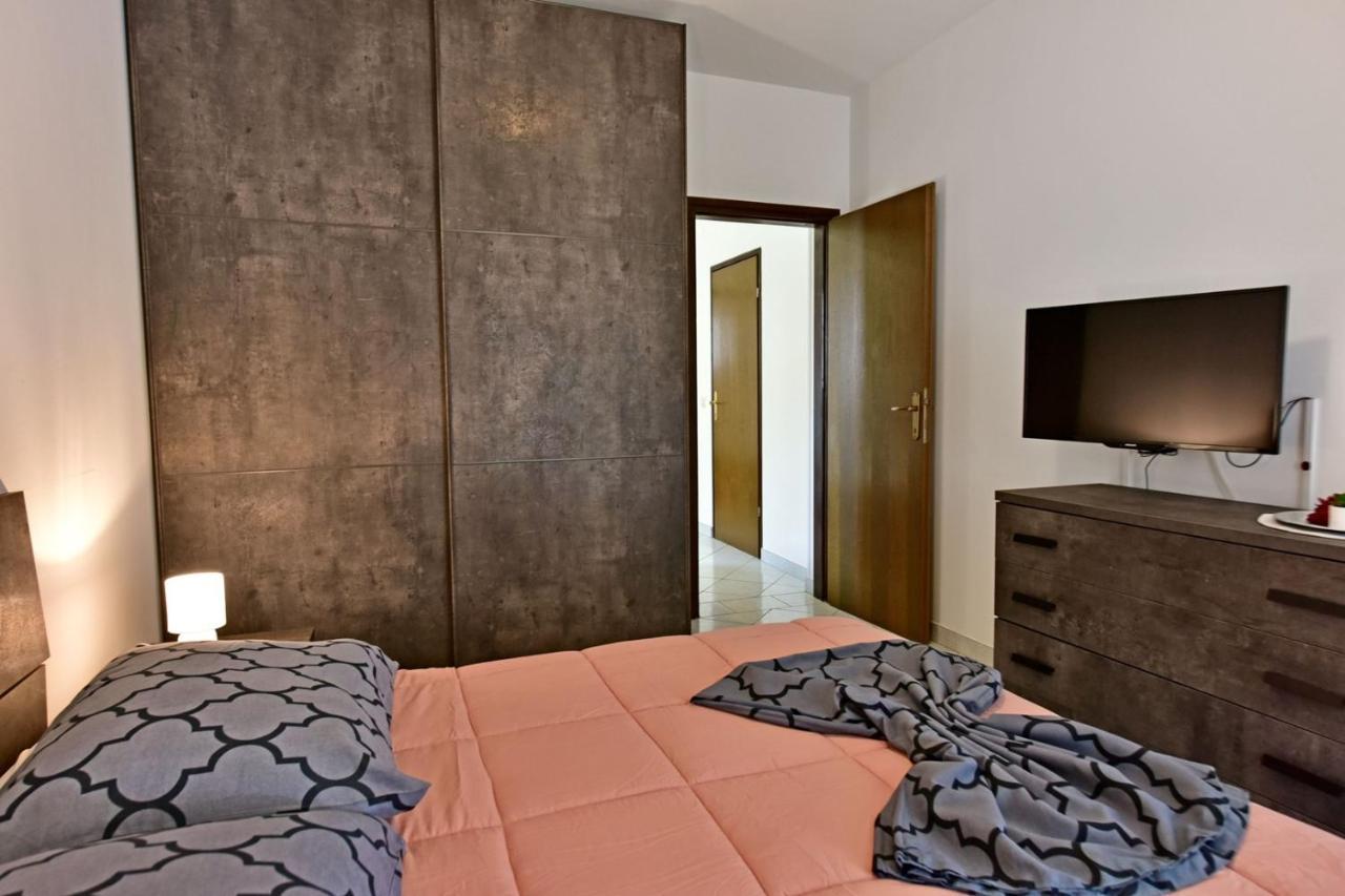 Apartments House Anna For Max 13 Persons In Porec, Pet Friendly Zewnętrze zdjęcie