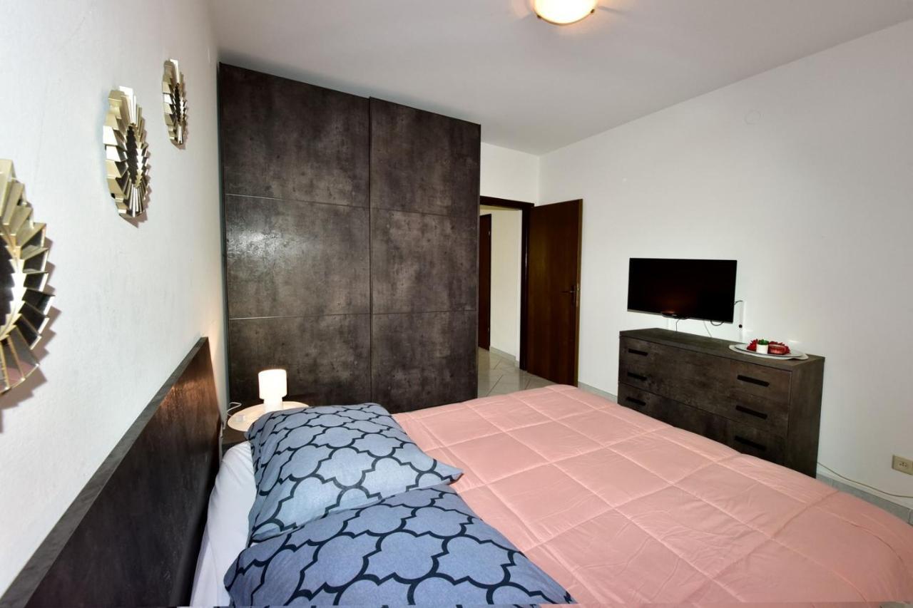 Apartments House Anna For Max 13 Persons In Porec, Pet Friendly Zewnętrze zdjęcie