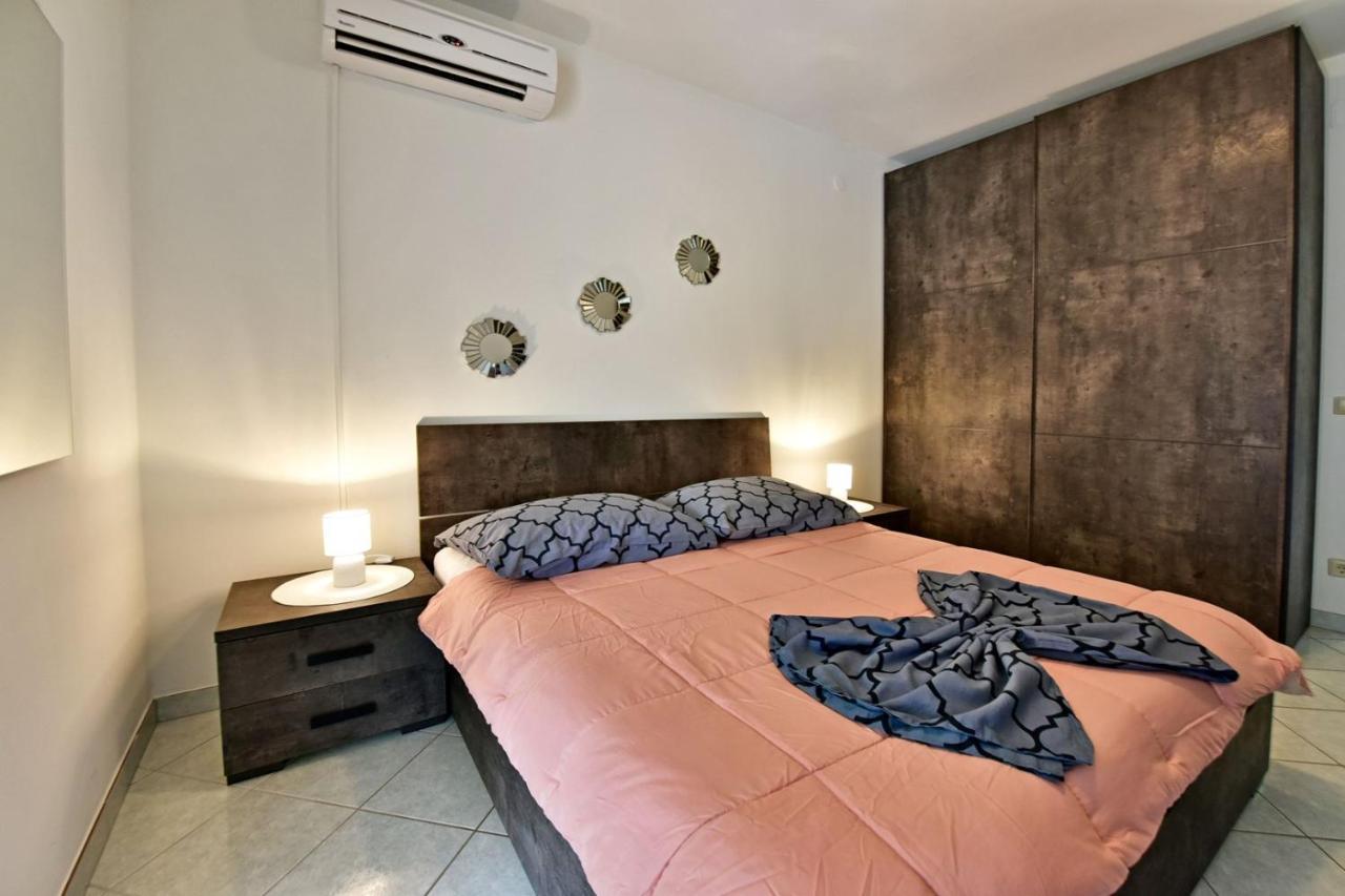 Apartments House Anna For Max 13 Persons In Porec, Pet Friendly Zewnętrze zdjęcie