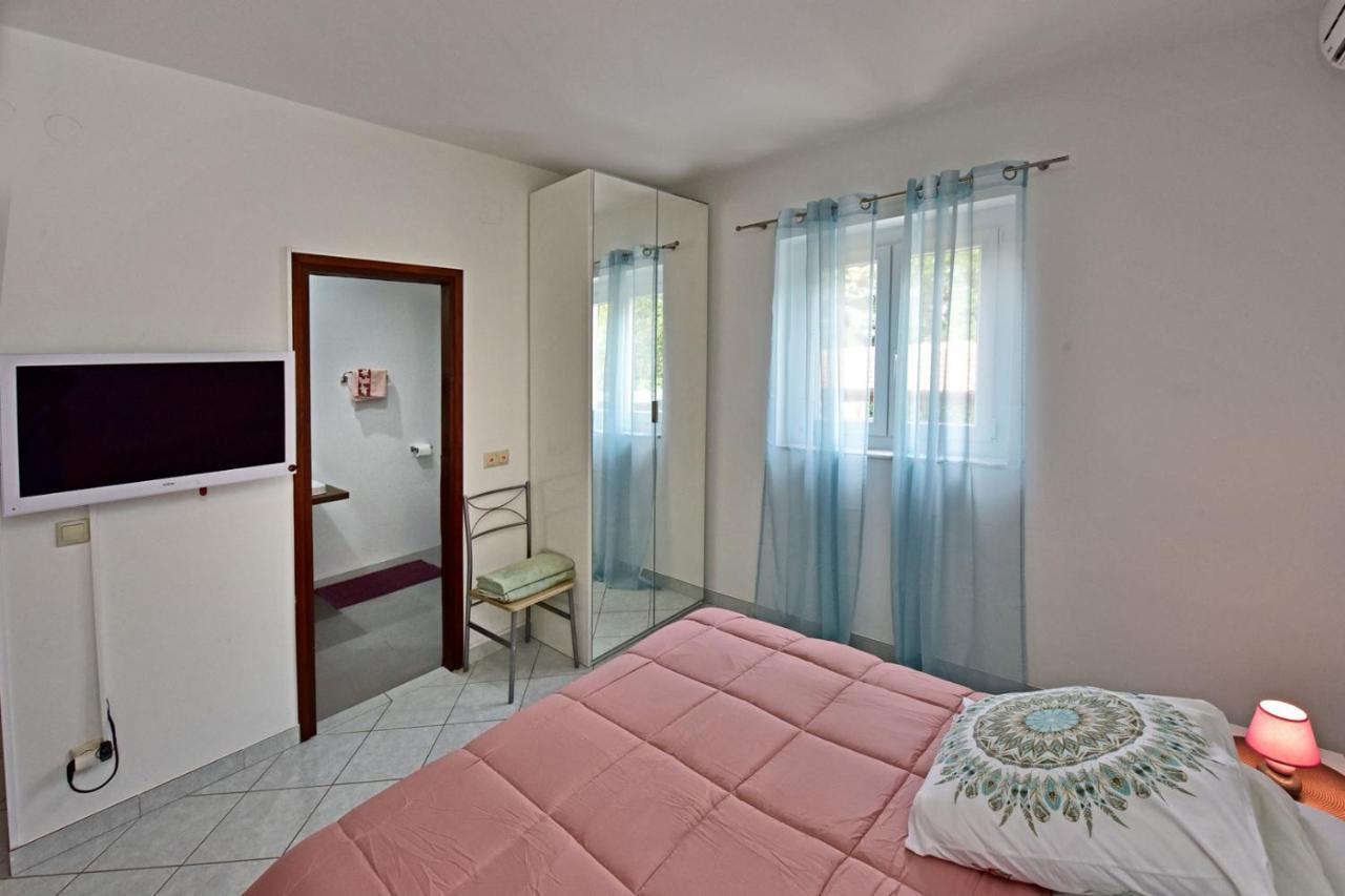 Apartments House Anna For Max 13 Persons In Porec, Pet Friendly Zewnętrze zdjęcie